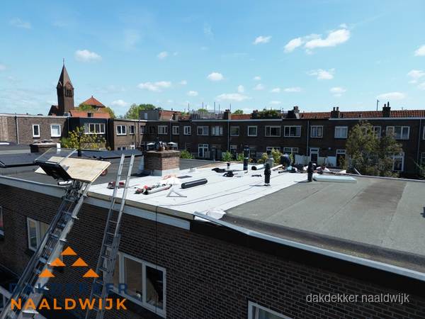 Dakdekkers aan het werk op plat dak in Naaldwijk Dakdekkers aan het werk op plat dak in Naaldwijk