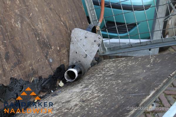 Dakdekkers gasbrander voor bitumen werkzaamheden in Naaldwijk