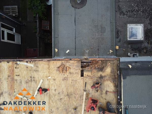 Dakschade en renovatie plat dak vanuit de lucht in Naaldwijk Dakschade en renovatie plat dak vanuit de lucht in Naaldwijk