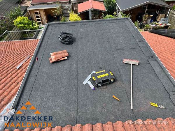 Gereedschap op nieuw plat dak na renovatie in Naaldwijk Gereedschap op nieuw plat dak na renovatie in Naaldwijk