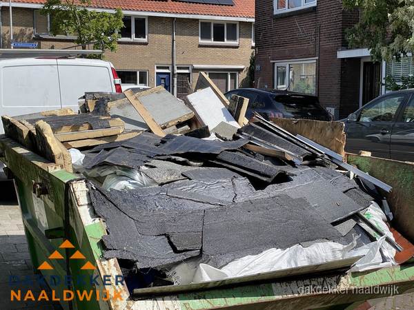 Afvalcontainer met gesloopt dakmateriaal tijdens dakkapel renovatie in Naaldwijk