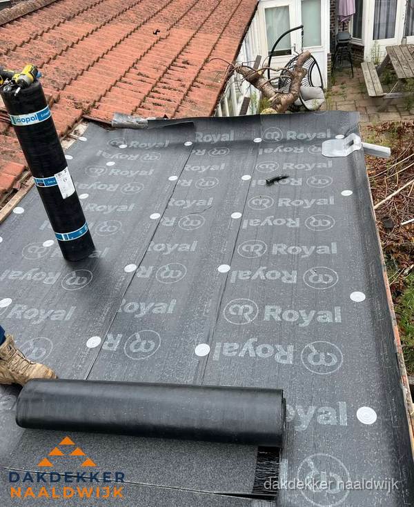 Bitumen dakbedekking leggen op plat dak aanbouw in Naaldwijk