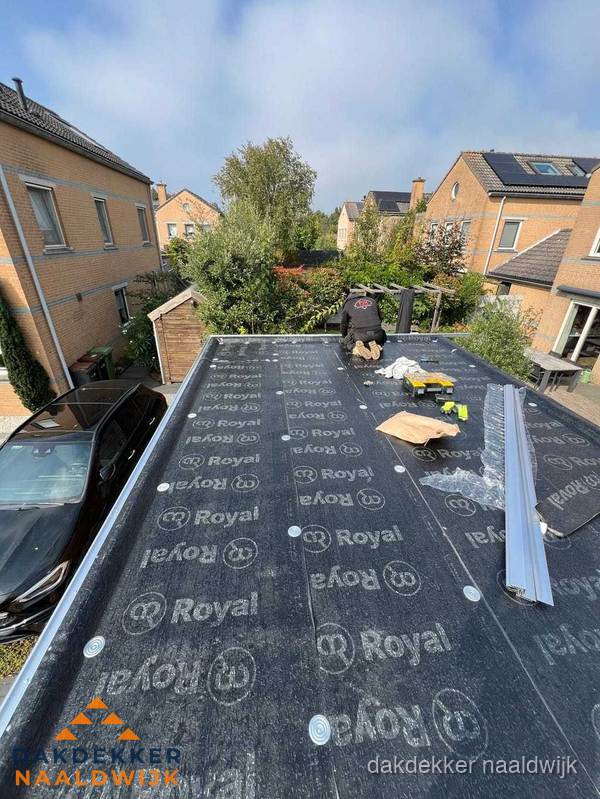 Nieuwe Royal bitumen dakbedekking op plat dak van aanbouw in Naaldwijk