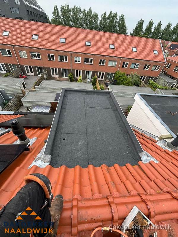 Bitumen dak reparatie op plat dak tussen dakpannen in Naaldwijk Bitumen dak reparatie op plat dak tussen dakpannen in Naaldwijk