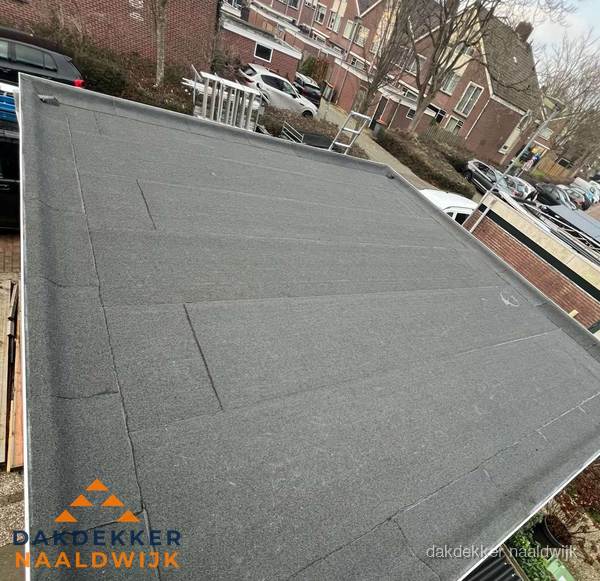 Nieuwe bitumen dakbedekking op plat dak van garage in Naaldwijk Nieuwe bitumen dakbedekking op plat dak van garage in Naaldwijk