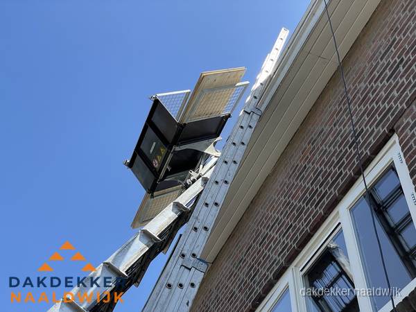 Dakgoot vervangen met dakdekkerslift in Naaldwijk