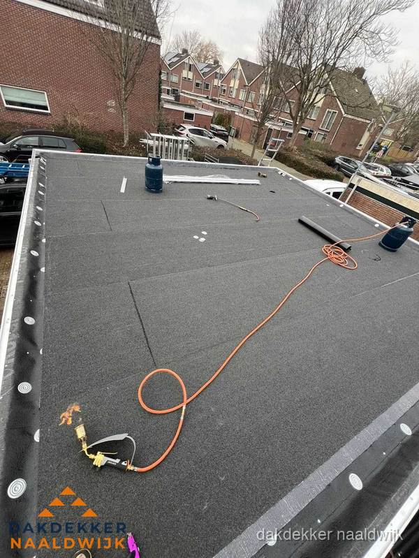 Afgewerkte dakrenovatie met bitumen op plat dak in Naaldwijk