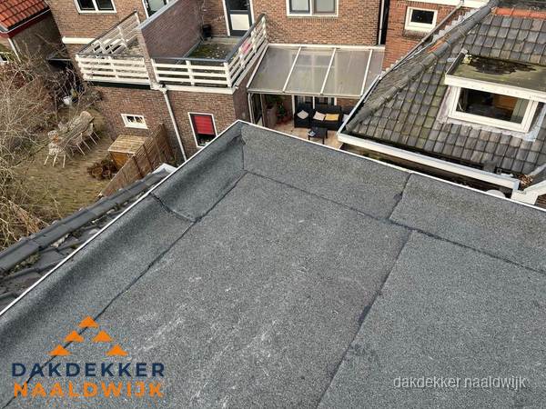 Overzicht plat dak met dakgoot in woonwijk Naaldwijk