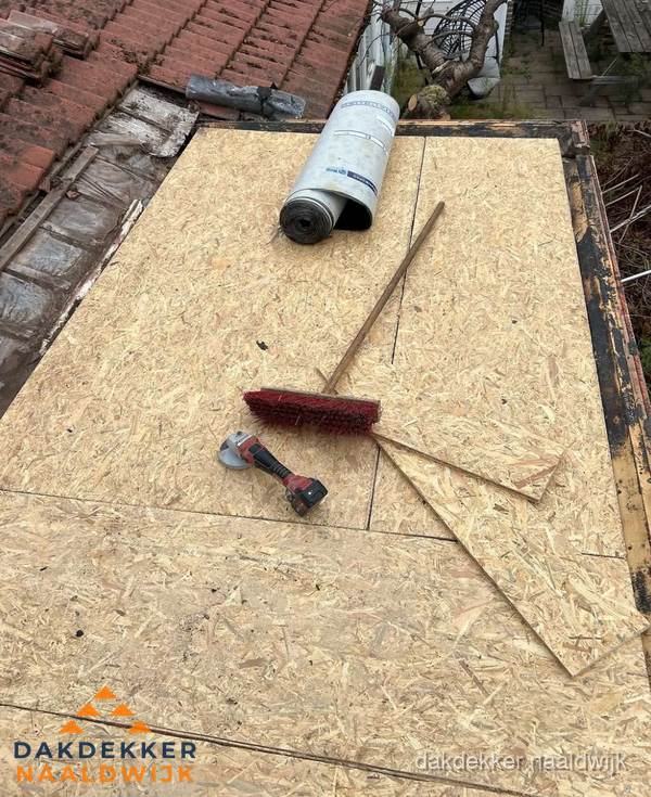 Plat dak vervangen met nieuwe OSB-ondergrond en bitumenrol in Naaldwijk Plat dak vervangen met nieuwe OSB-ondergrond en bitumenrol in Naaldwijk