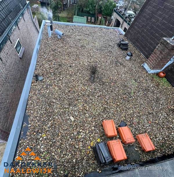 Plat dak met grindballast en dakdoorvoeren in Naaldwijk Plat dak met grindballast en dakdoorvoeren in Naaldwijk