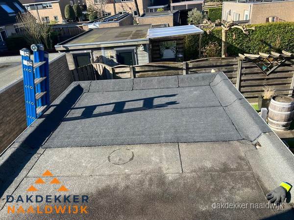 Dakdekker bij bitumen plat dak renovatie in Naaldwijk Dakdekker bij bitumen plat dak renovatie in Naaldwijk