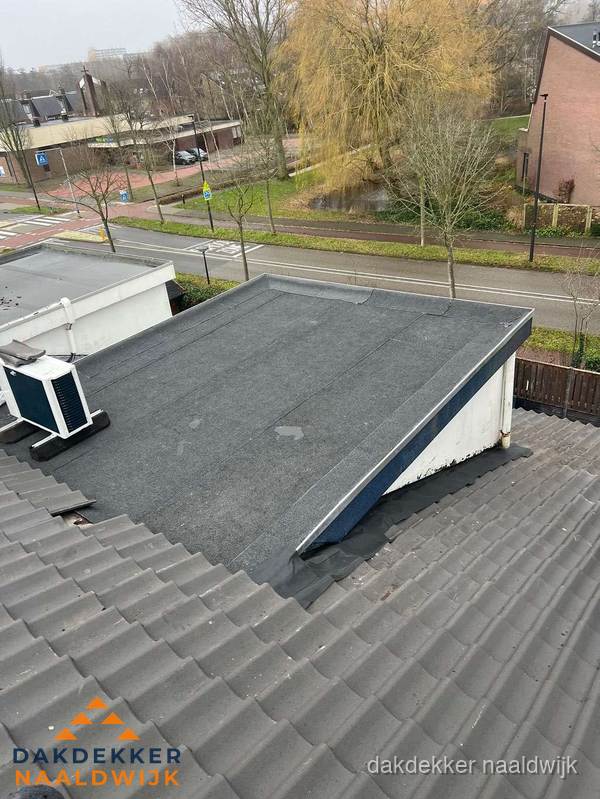 Plat dak met bitumen isolatie en dakbedekking in Naaldwijk