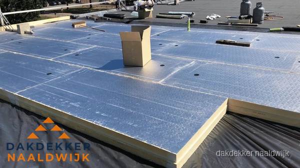 PIR isolatieplaten worden gelegd op plat dak voor dakisolatie in Naaldwijk
