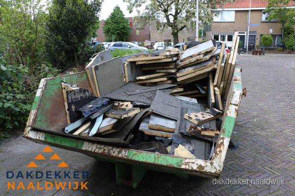 Puincontainer met oud dakmateriaal na dakrenovatie in Naaldwijk