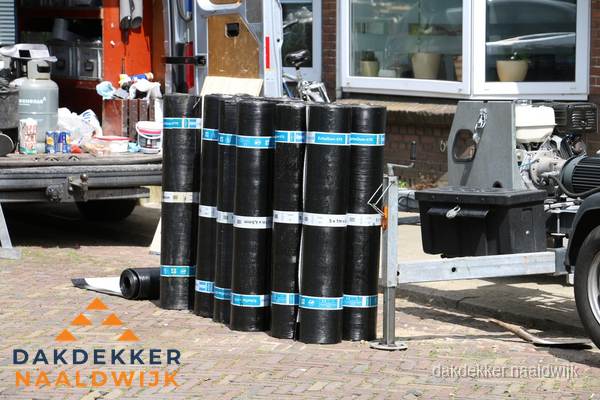 Rollen bitumen dakbedekking klaar voor daklekkage reparatie in Naaldwijk Rollen bitumen dakbedekking klaar voor daklekkage reparatie in Naaldwijk