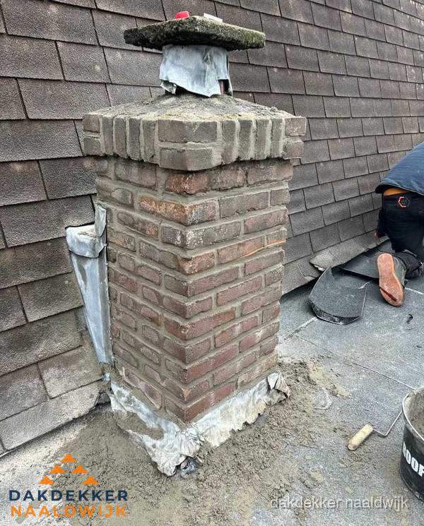 Schoorsteen reparatie met lood en voegwerk op leien dak in Naaldwijk Schoorsteen reparatie met lood en voegwerk op leien dak in Naaldwijk