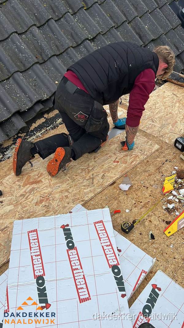Dakdekker plaatst PIR-isolatieplaten op plat dak in Naaldwijk Dakdekker plaatst PIR-isolatieplaten op plat dak in Naaldwijk
