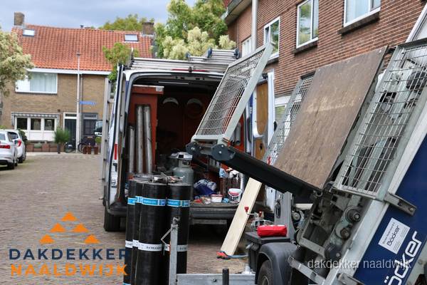 Dakdekkersbusje met materiaal en ladderlift voor dakpannen vervangen in Naaldwijk