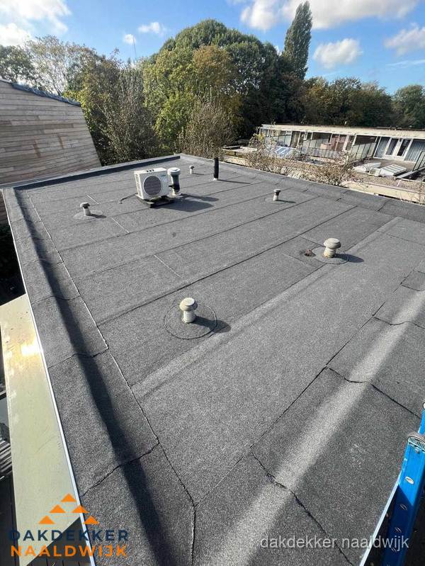 Kosten dakdekker: afgewerkt plat bedrijfsdak met bitumen in Naaldwijk