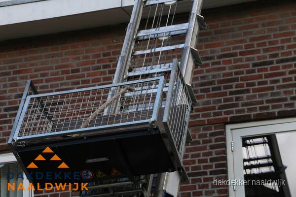 Ladderlift met dakpannen voor dakpan reparatie in Naaldwijk