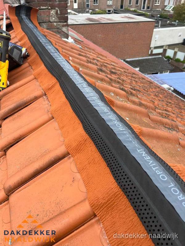 Nokventilatie installeren op hellend pannendak in Naaldwijk