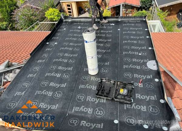Dakrenovatie met Royal onderdak op plat dak in Naaldwijk Dakrenovatie met Royal onderdak op plat dak in Naaldwijk