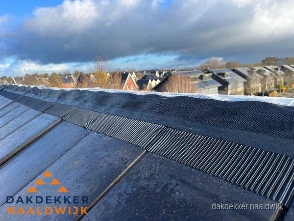 Dakisolatie bij de nok met ventilatieprofiel op schuin dak in Naaldwijk