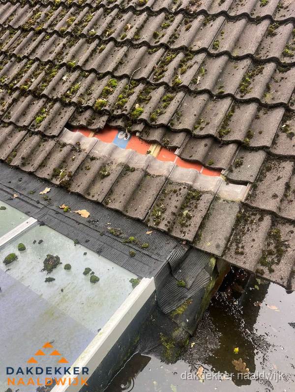 Beschadigd pannendak met ontbrekende dakpannen voor reparatie in Naaldwijk