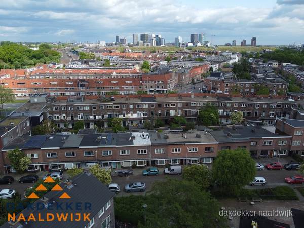 Luchtfoto van daken in woonwijk Naaldwijk