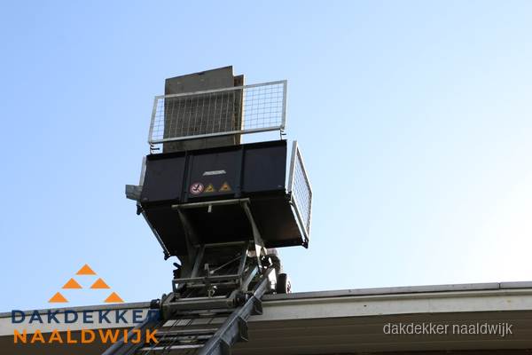 Dakdekkerslift voor materiaal transport bij dakwerkzaamheden in Naaldwijk