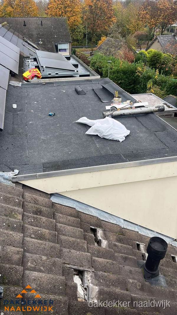 Beschadigde dakbedekking op plat dak voor reparatie in Naaldwijk Beschadigde dakbedekking op plat dak voor reparatie in Naaldwijk