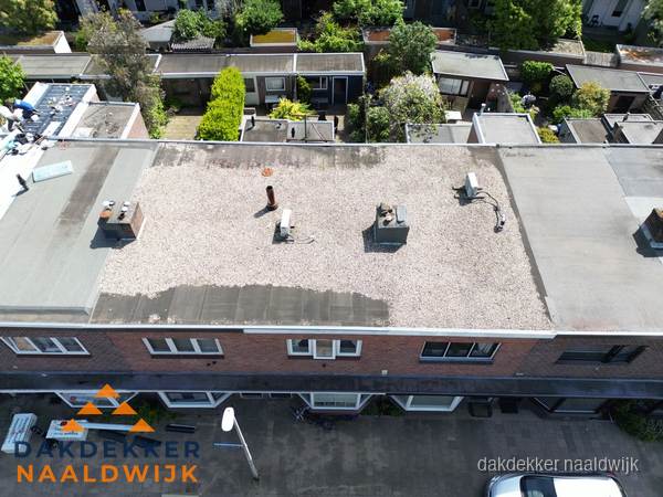 Plat dak met grindballast en dakdoorvoeren in Naaldwijk Plat dak met grindballast en dakdoorvoeren in Naaldwijk
