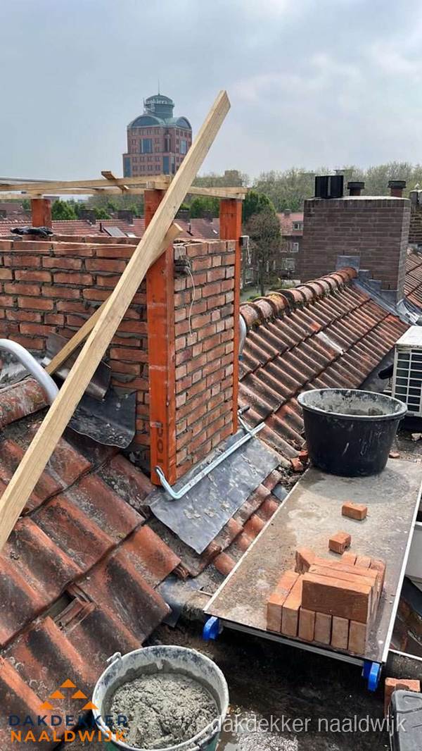 Schoorsteen renovatie met metselwerk op schuin dak in Naaldwijk
