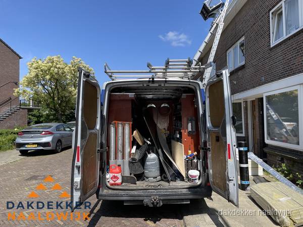 Spoed dakdekker bus met gereedschap en ladder bij woning in Naaldwijk Spoed dakdekker bus met gereedschap en ladder bij woning in Naaldwijk