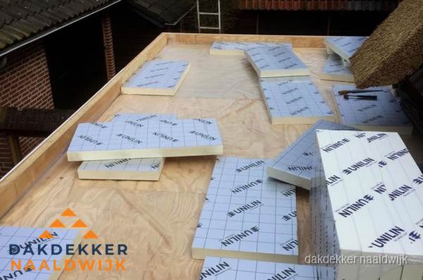 PIR isolatieplaten leggen op plat dak in Naaldwijk