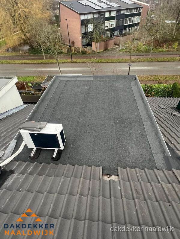 Plat dak inspectie met bitumen bedekking naast schuin pannendak in Naaldwijk Plat dak inspectie met bitumen bedekking naast schuin pannendak in Naaldwijk