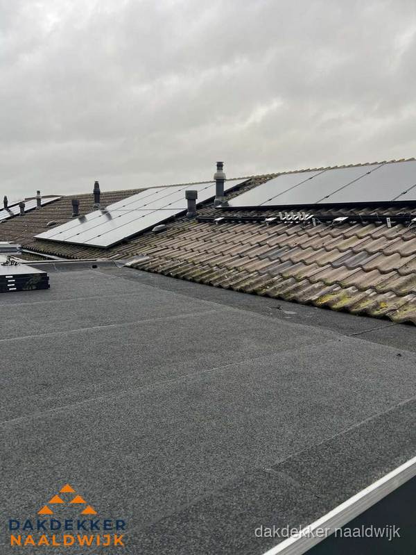 Bitumen dakbedekking op plat dak met aansluitend pannendak en zonnepanelen in Naaldwijk Bitumen dakbedekking op plat dak met aansluitend pannendak en zonnepanelen in Naaldwijk