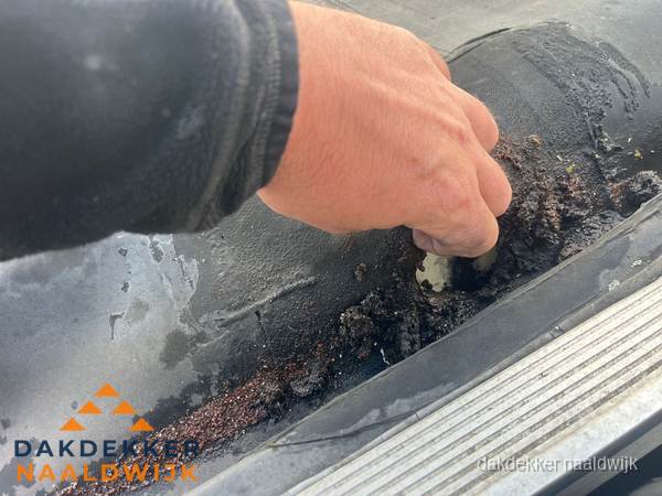 Schade aan bitumen dakbedekking op plat dak in Naaldwijk Schade aan bitumen dakbedekking op plat dak in Naaldwijk
