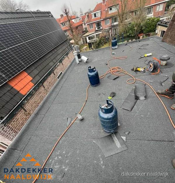Daklekkage repareren met brandgereedschap op plat dak in Naaldwijk Daklekkage repareren met brandgereedschap op plat dak in Naaldwijk