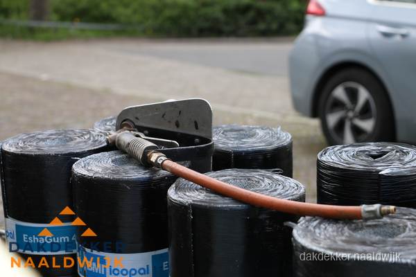 Rollen bitumen dakbedekking EshaGum klaar voor installatie in Naaldwijk Rollen bitumen dakbedekking EshaGum klaar voor installatie in Naaldwijk