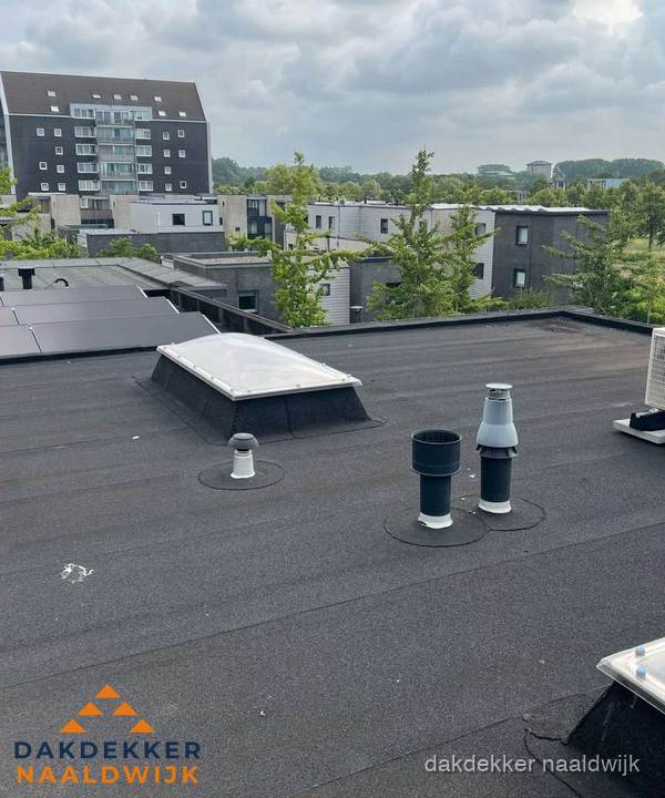 Groot plat dak met lichtkoepel en dakdoorvoeren in Naaldwijk