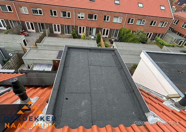 Plat dak met bitumen bedekking naast dakkapel in Naaldwijk Plat dak met bitumen bedekking naast dakkapel in Naaldwijk