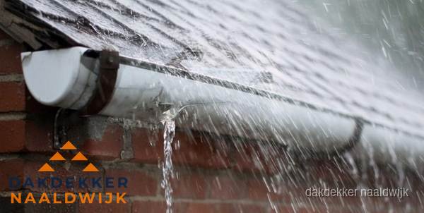 Lekkende dakgoot tijdens regenval in Naaldwijk Lekkende dakgoot tijdens regenval in Naaldwijk