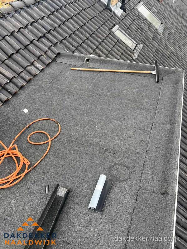 Plat dak reparatie met gereedschap en loodstroken in Naaldwijk Plat dak reparatie met gereedschap en loodstroken in Naaldwijk