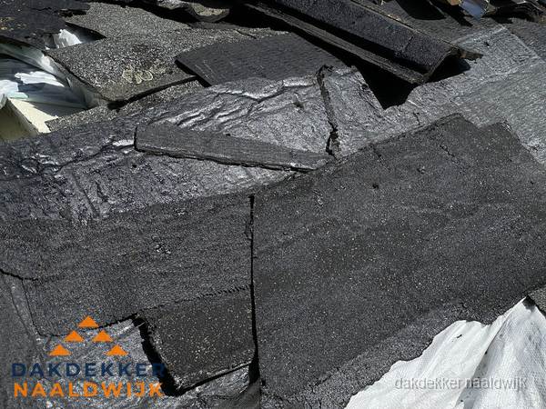 Verwijderd oud bitumen dakleer klaar voor vervanging in Naaldwijk