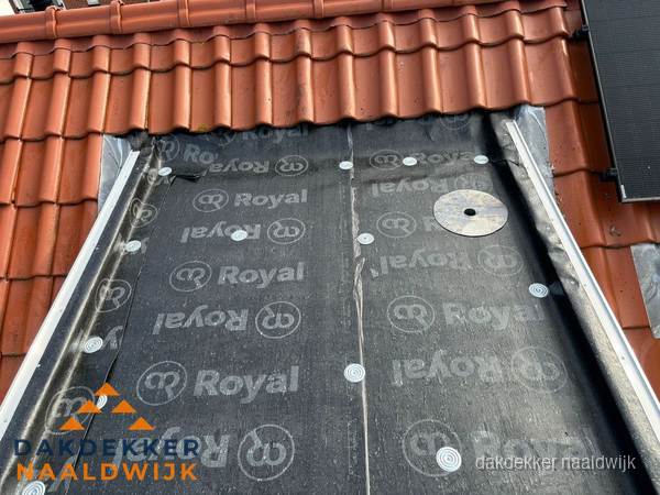 Nieuw dak met dakpannen en Royal onderlaag bij woning in Naaldwijk