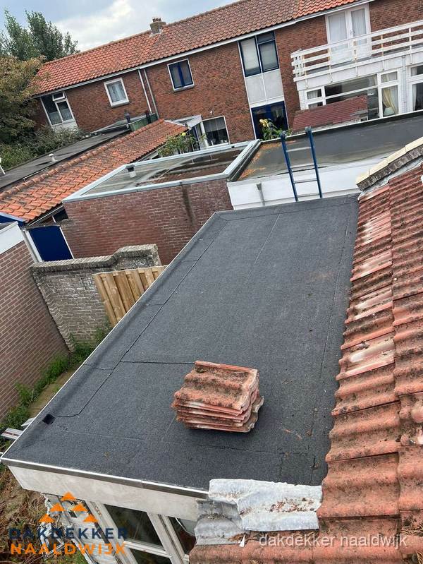 Aanbouw plat dak met reservepannen voor dakpannen vervangen in Naaldwijk