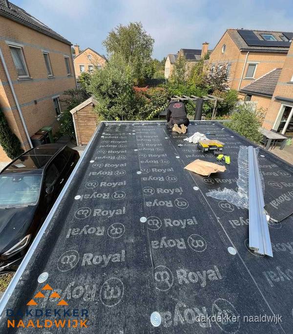Dakdekker aan het werk op plat dak renovatie in Naaldwijk