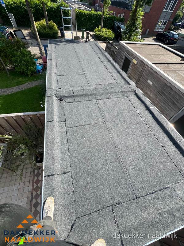 Bitumen plat dak rijtjeswoning vanuit dakdekker perspectief in Naaldwijk Bitumen plat dak rijtjeswoning vanuit dakdekker perspectief in Naaldwijk