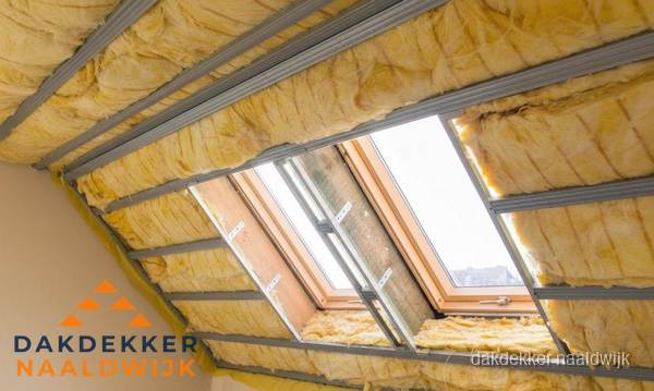 Schuin dak isoleren met glaswol bij dakraam in Naaldwijk